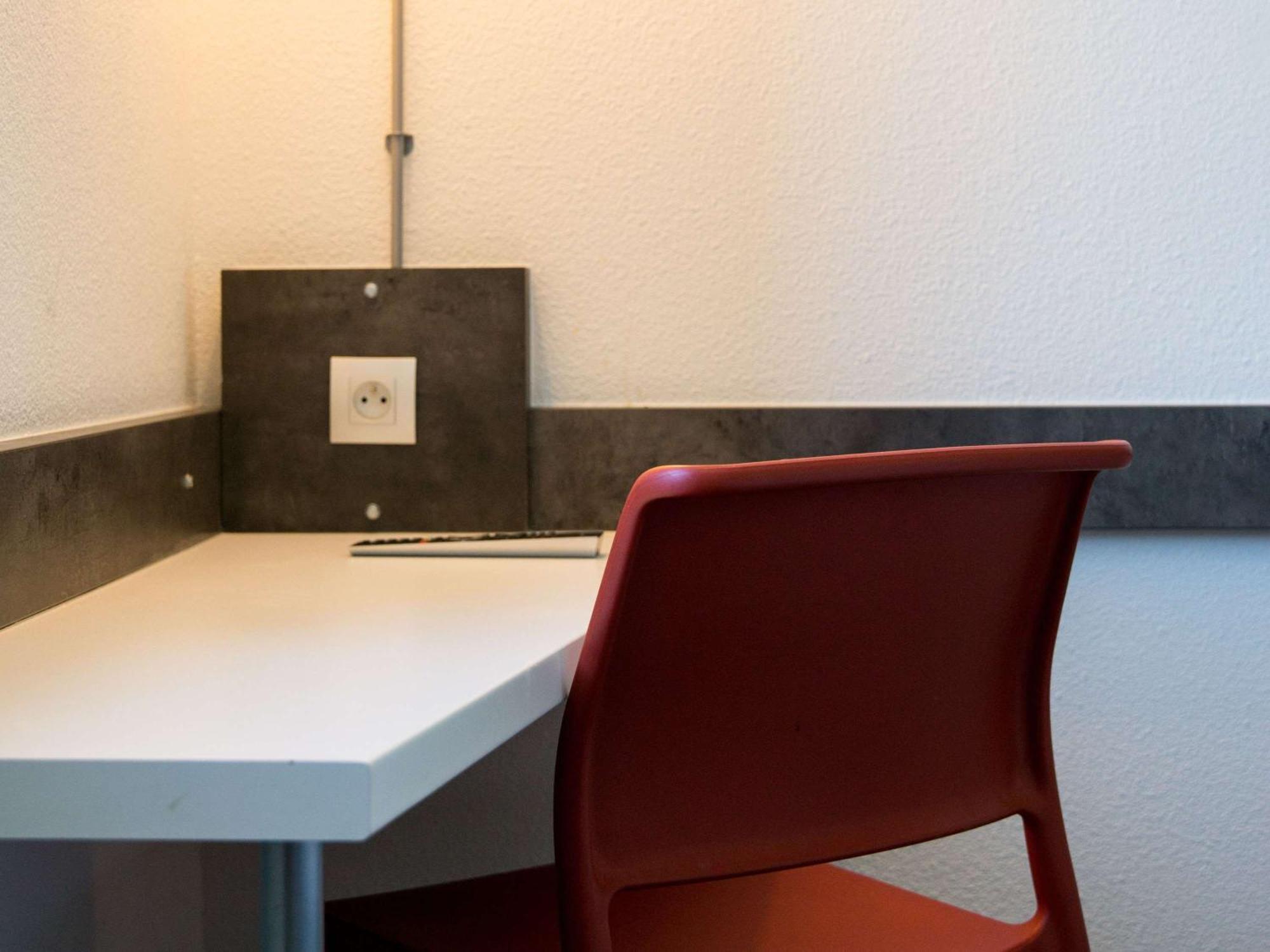 Ibis Budget Archamps Porte De Geneve Exteriör bild